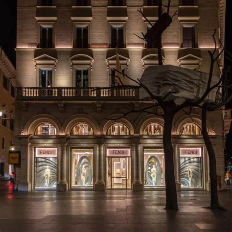 borse fendi luisa via roma|Maxi furto nella boutique di Valentino in centro a Roma: rubate .